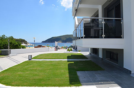 Black Pearl house A & B balcony, grass and sea view